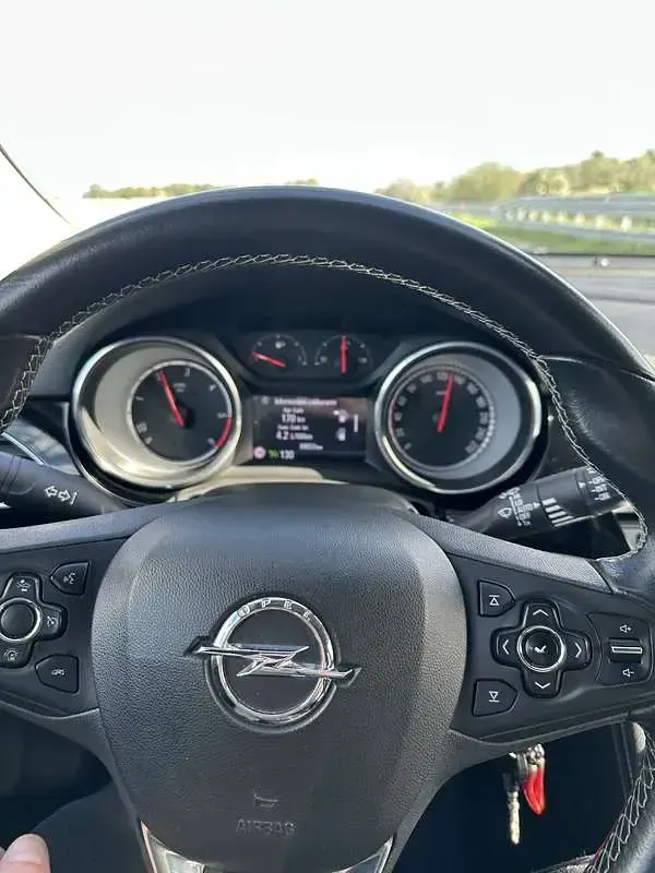 Käytetty Opel Astra Innovation 110 HP (80 kW) 2017 Sedan
