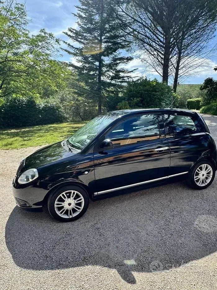 Usata Lancia Ypsilon 69 CV (50 kW) 2012 Nero Utilitaria