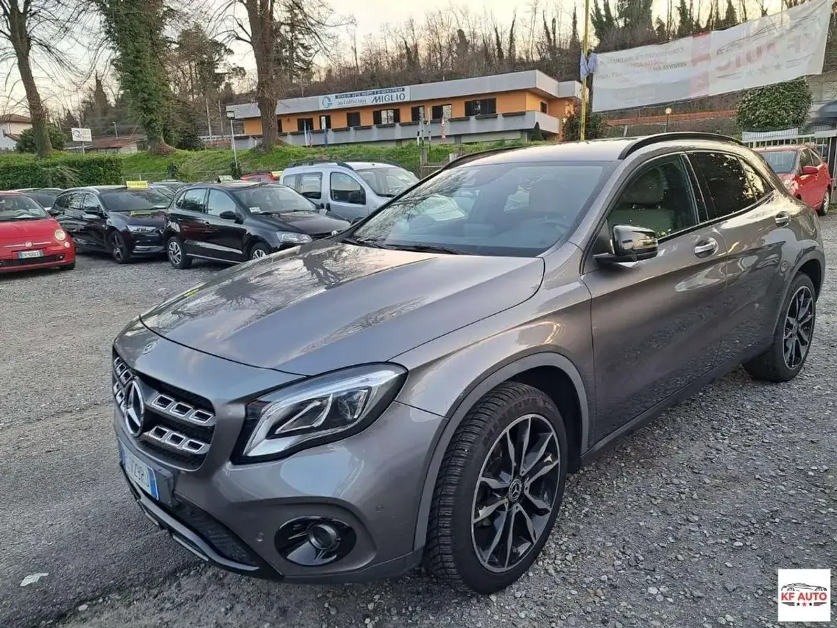 Usata Mercedes GLA180 Premium 136 CV (100 kW) 2017 Grigio SUV