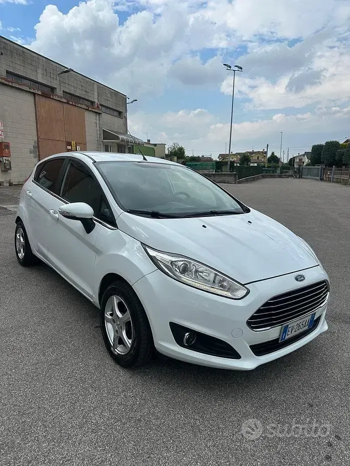 Usata Ford Fiesta 95 CV (69 kW) 2014 Bianco Utilitaria