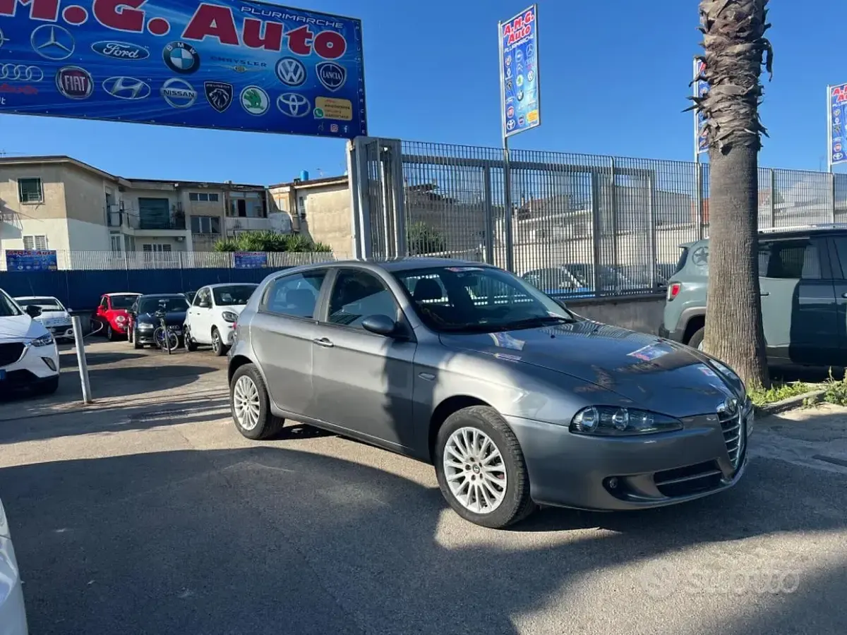 Usata Alfa Romeo 147 Distinctive 120 CV (88 kW) 2008 Grigio Utilitaria