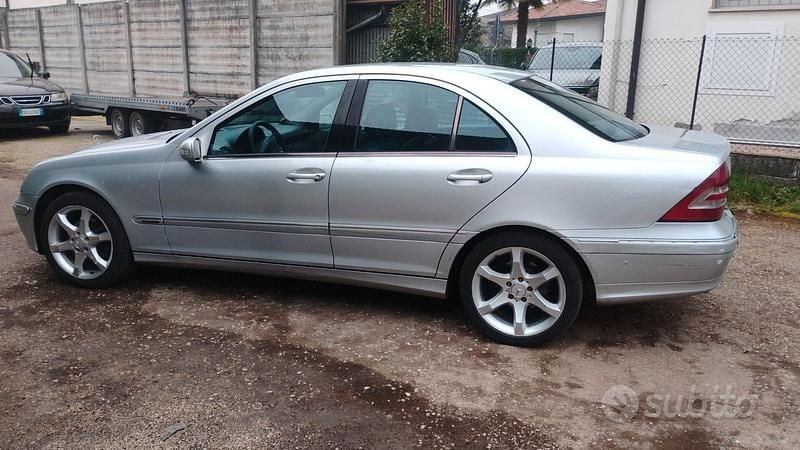 Usata Mercedes C220 150 CV (110 kW) 2007 Grigio Berlina