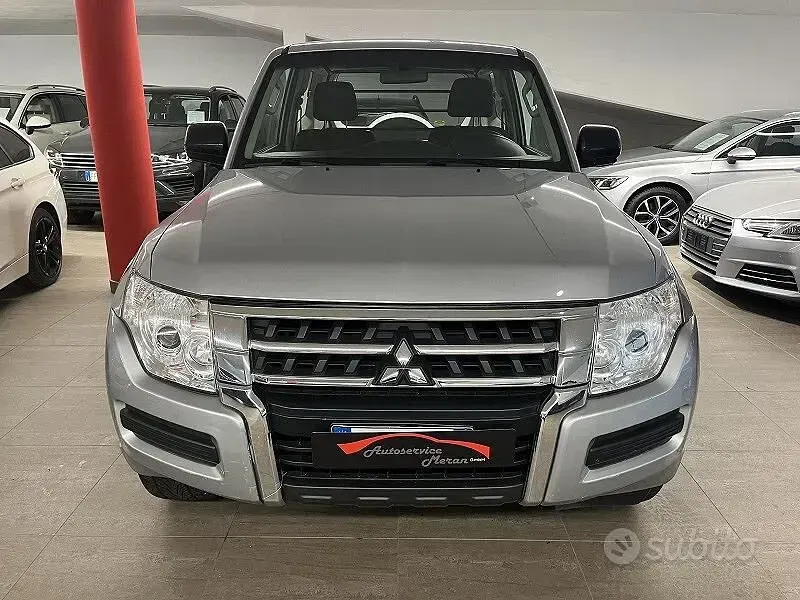 Usata Mitsubishi Pajero Instyle 190 CV (139 kW) 2016 Grigio SUV