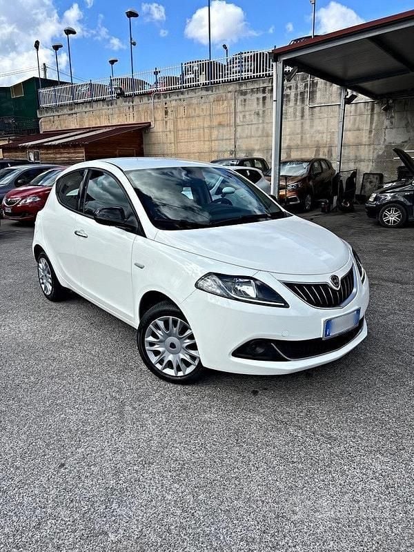 Usata Lancia Ypsilon 70 CV (51 kW) 2022 Bianco Utilitaria