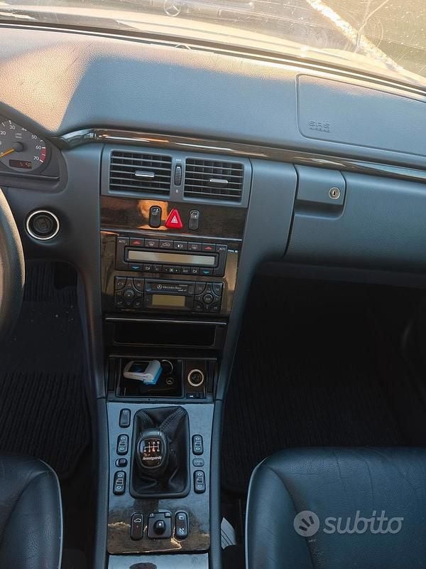 Usata Mercedes E200 186 CV (136 kW) 2000 Grigio Berlina