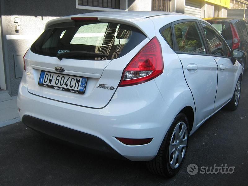 Usata Ford Fiesta 70 CV (51 kW) 2009 Bianco Utilitaria