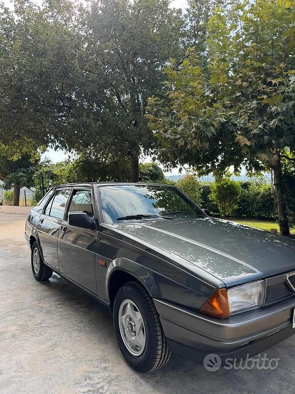 Usata Alfa Romeo 75 110 CV (80 kW) 1989 Grigio Berlina
