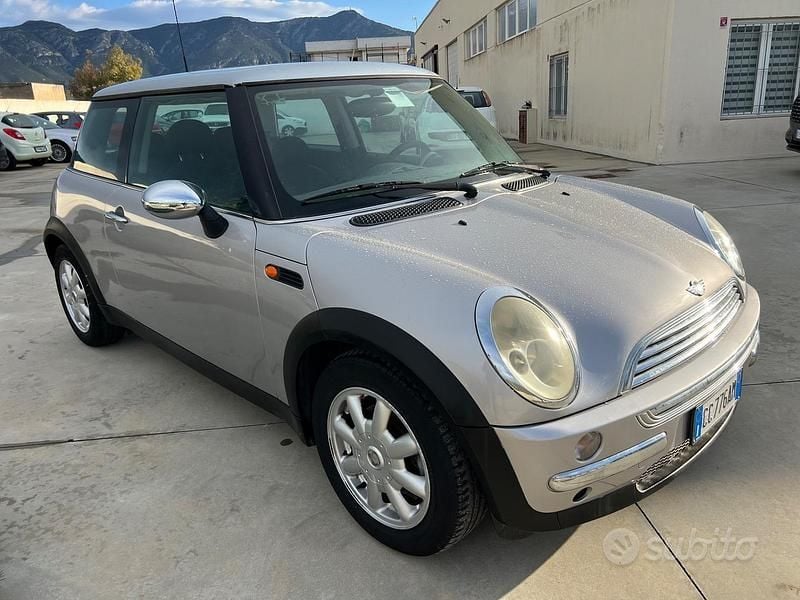 Begagnad Mini Cooper 90 HK (66 kW) 2004 Grå Halvkombi