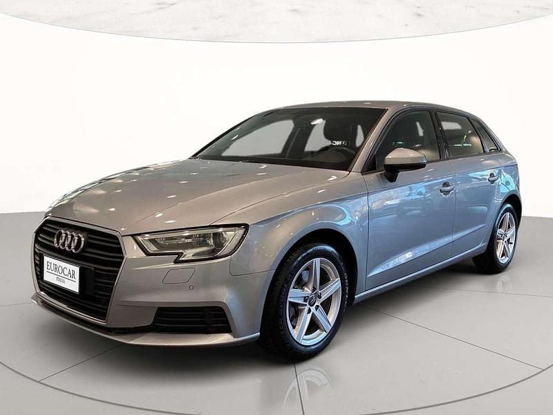 Argento fioretto metallizzato Usata 2020 Audi A3 Business Tre volumi | 20.900 € (Buon prezzo) - Immagine 1/4