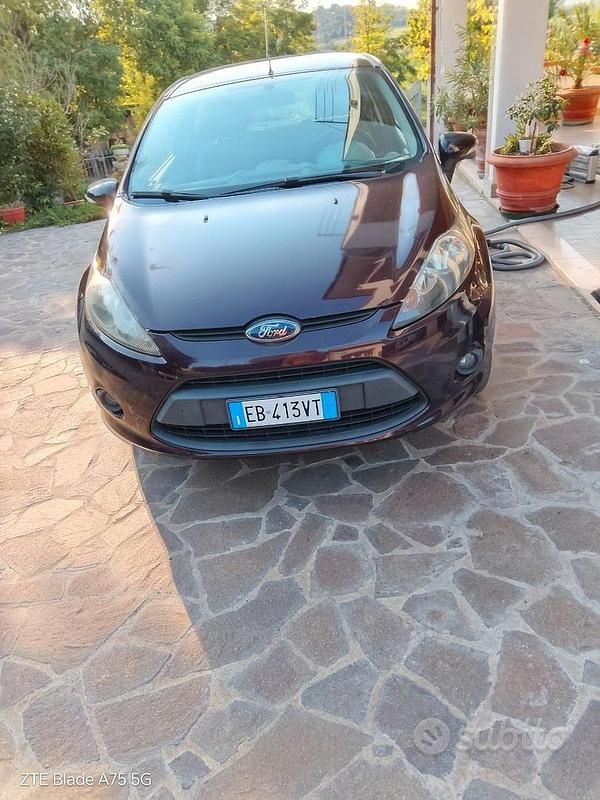 Usata Ford Fiesta 75 CV (55 kW) 2010 Rosso Utilitaria