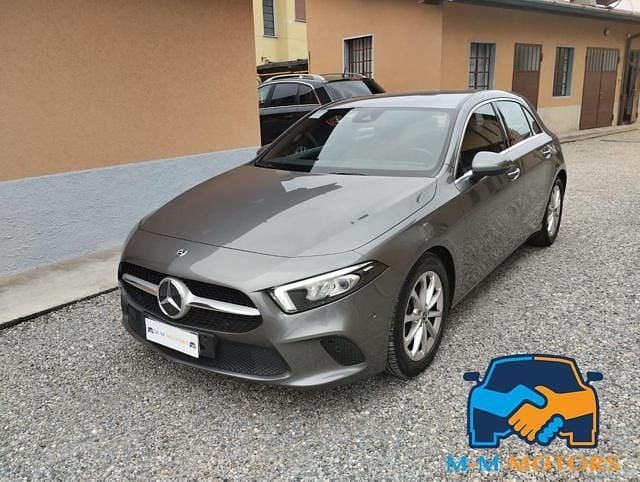Grigio Usata 2019 Mercedes A180 Tre volumi | 20.900 € (Buon prezzo) - Immagine 1/4