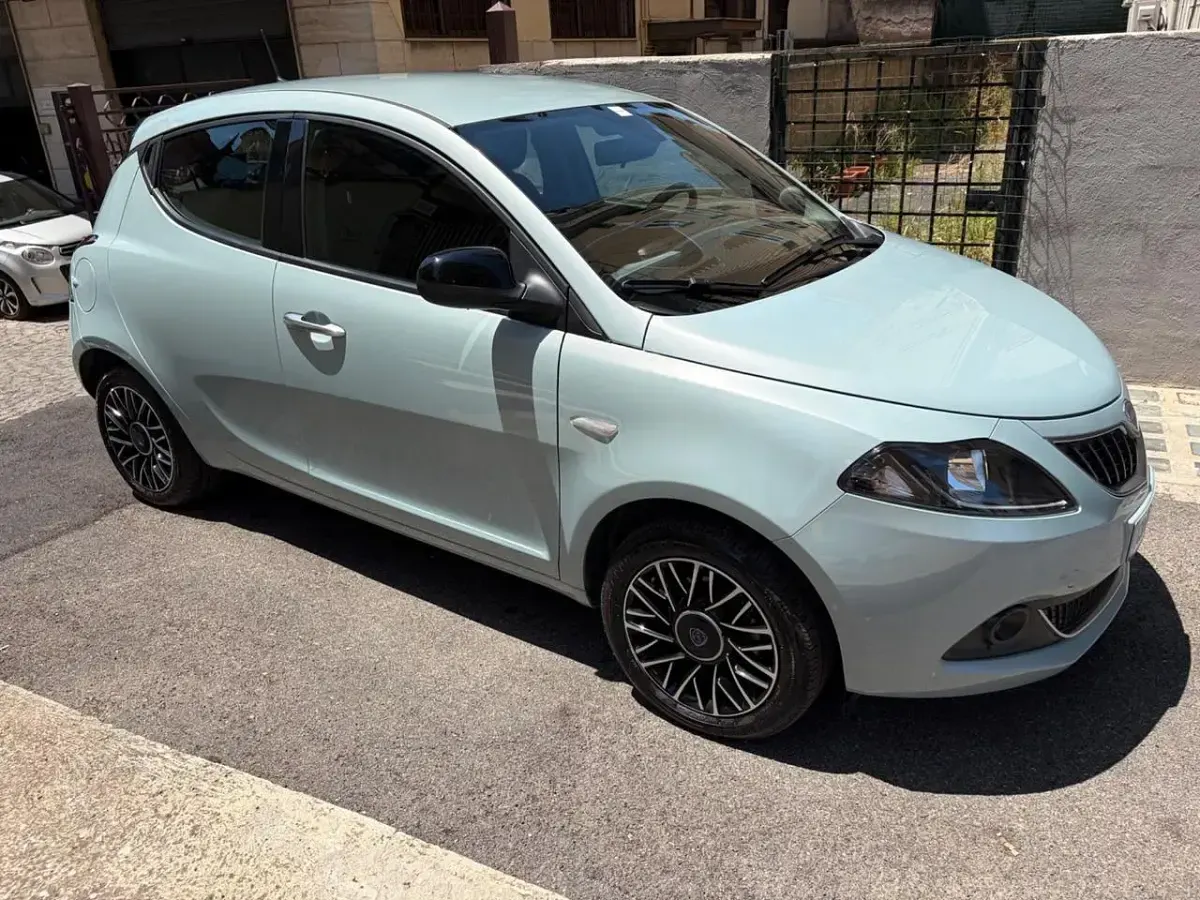 Usata Lancia Ypsilon Gold 69 CV (50 kW) 2024 Blu Utilitaria