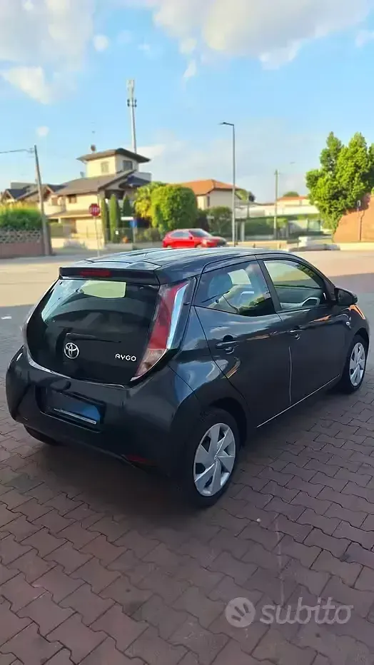 Usata Toyota Aygo X-clusiv 69 CV (50 kW) 2015 Grigio Utilitaria