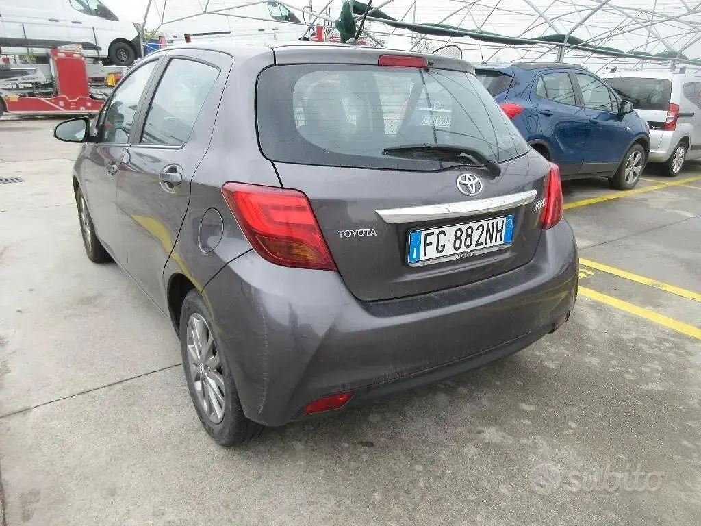 Usata Toyota Yaris Lounge 69 CV (50 kW) 2016 Grigio Utilitaria