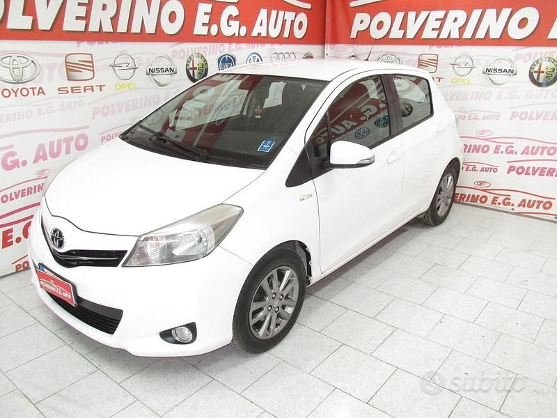 Begagnad Toyota Yaris Lounge 70 HK (51 kW) 2014 Vit Halvkombi