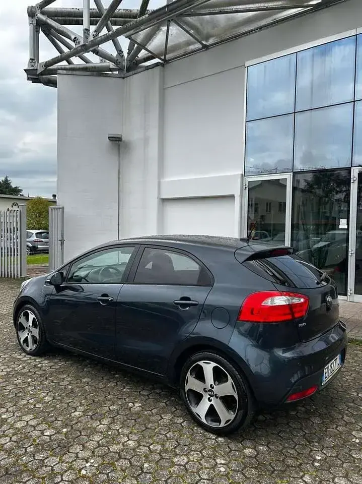 Usata Kia Rio 75 CV (55 kW) 2014 Blu Berlina