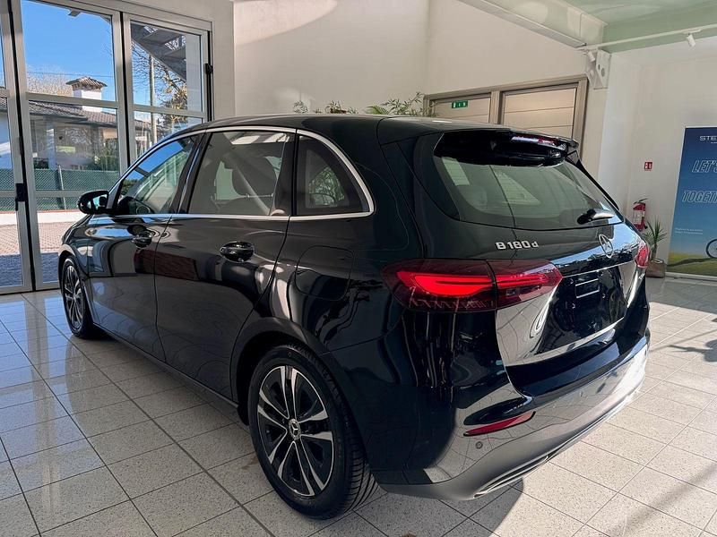 Usata Mercedes 180 Advanced 116 CV (85 kW) 2024 Nero cosmo Berlina