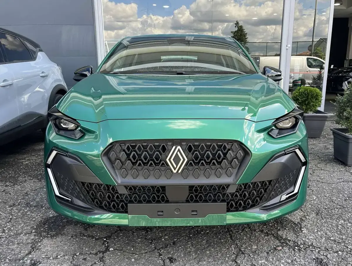 Nuova Renault Clio V Evolution 114 CV (83 kW) 2026 Verde assoluto Berlina