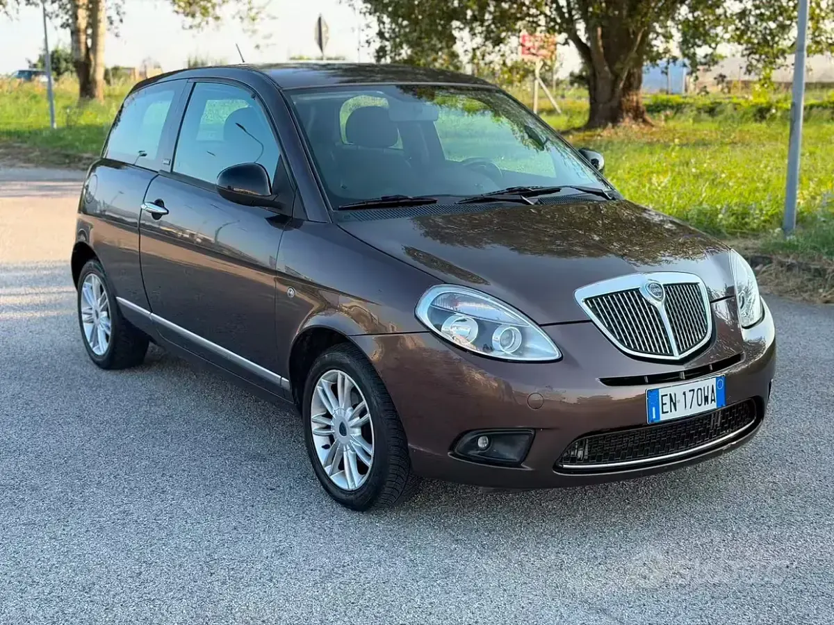 Usata Lancia Ypsilon 69 CV (50 kW) 2012 Marrone Utilitaria