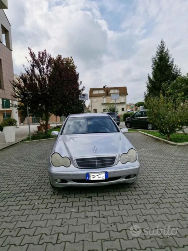 Grigio Usata 2001 Mercedes C220 Tre volumi | 2300 € (Buon prezzo) - Immagine 1/3