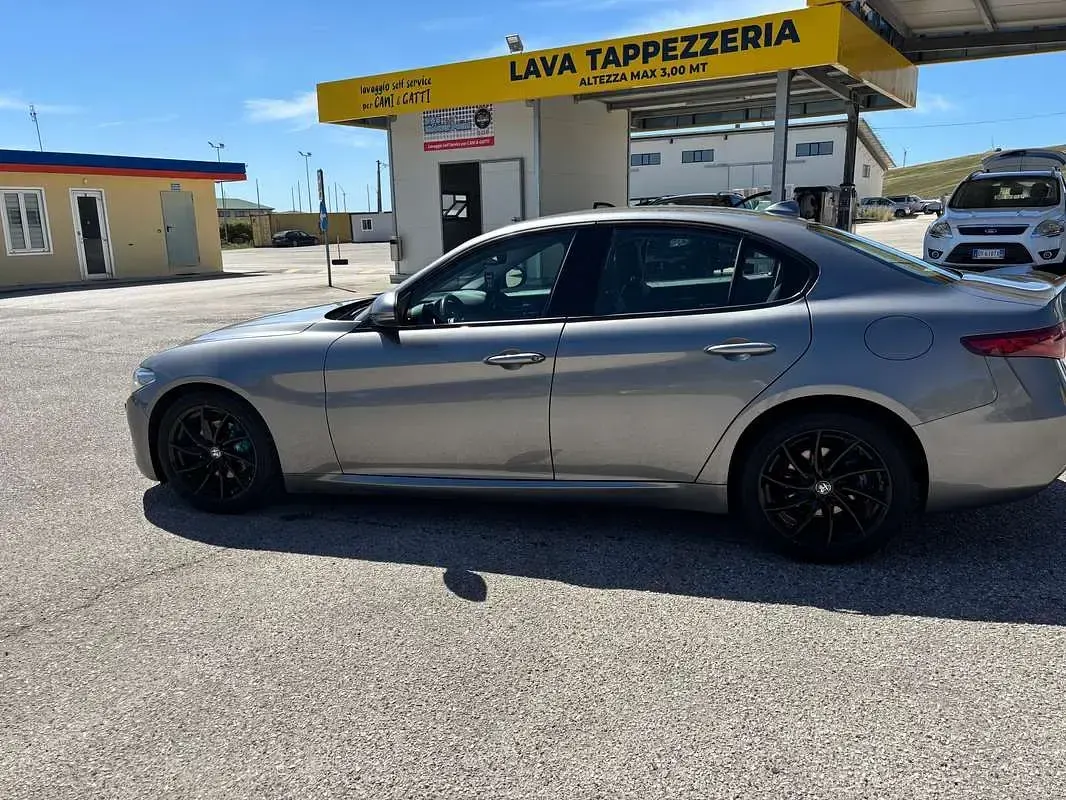 Usata Alfa Romeo Giulia Super 179 CV (131 kW) 2018 Grigio Berlina