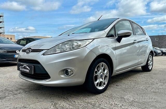 Usata Ford Fiesta Titanium 70 CV (51 kW) 2012 Grigio Utilitaria