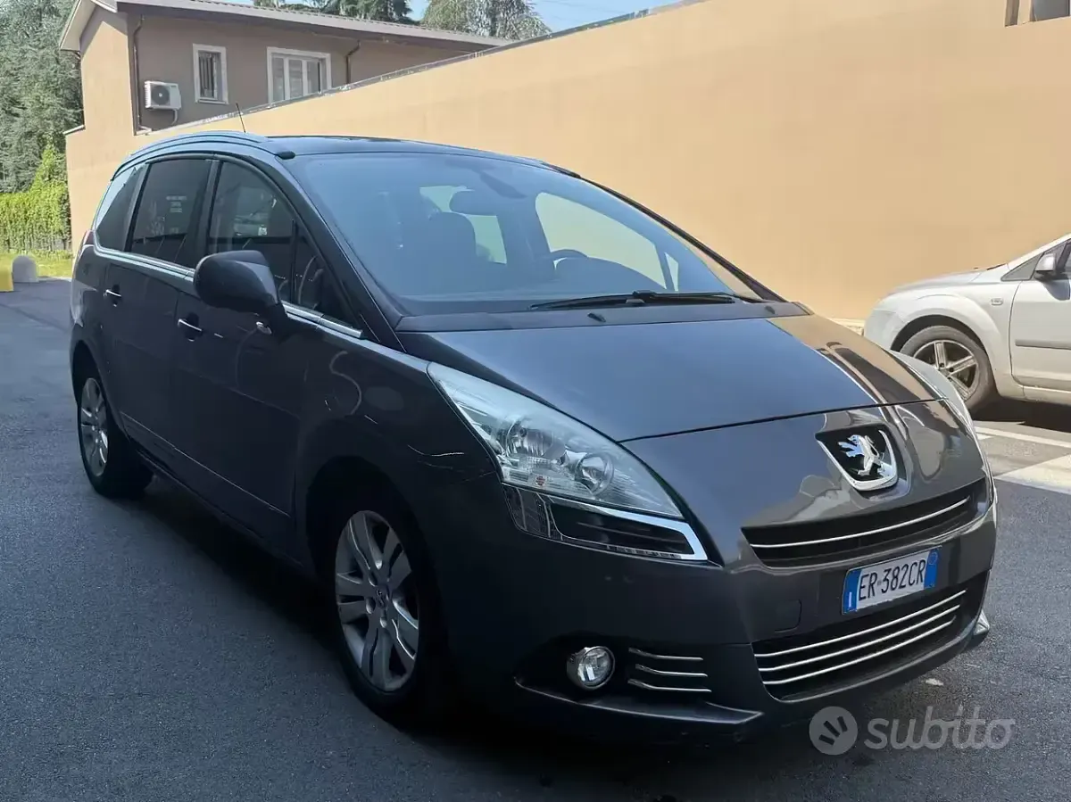 Usata Peugeot 5008 120 CV (88 kW) 2013 Grigio Monovolume