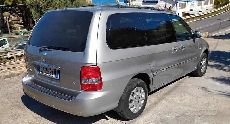 Usata Kia Carnival 145 CV (106 kW) 2005 Argento Monovolume