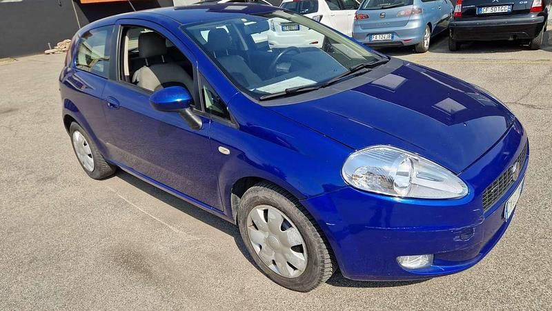 Usata Fiat Grande Punto Dynamic 65 CV (47 kW) 2005 Blu/azzurro Utilitaria