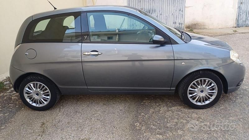 Usata Lancia Ypsilon 75 CV (55 kW) 2008 Grigio Utilitaria