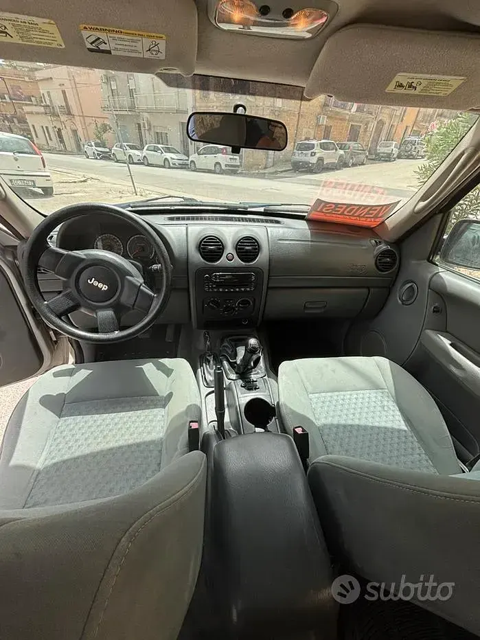 Second-hand Jeep Cherokee 163 CP (119 kW) 2005 SUV