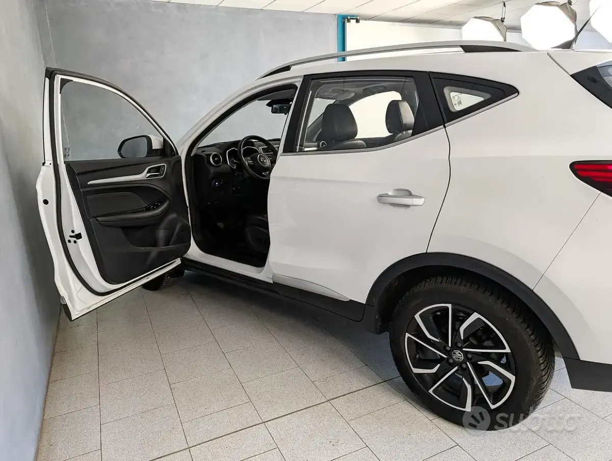 Usata MG ZS Luxury 111 CV (81 kW) 2023 Bianco SUV