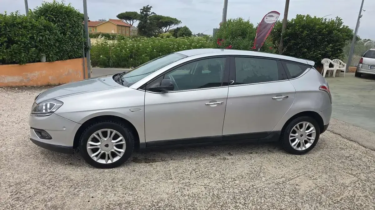 Usata Lancia Delta 165 CV (121 kW) 2010 Argento Utilitaria