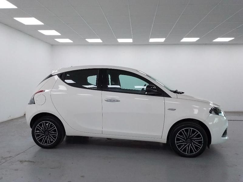 Usata Lancia Ypsilon Gold 70 CV (51 kW) 2022 Bianco Utilitaria