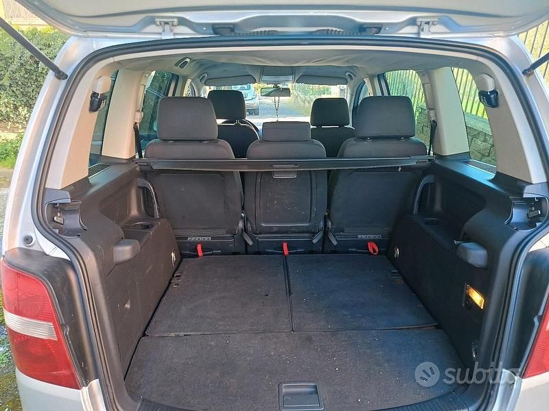Begagnad VW Touran 136 HK (100 kW) 2004 Grå Minibuss