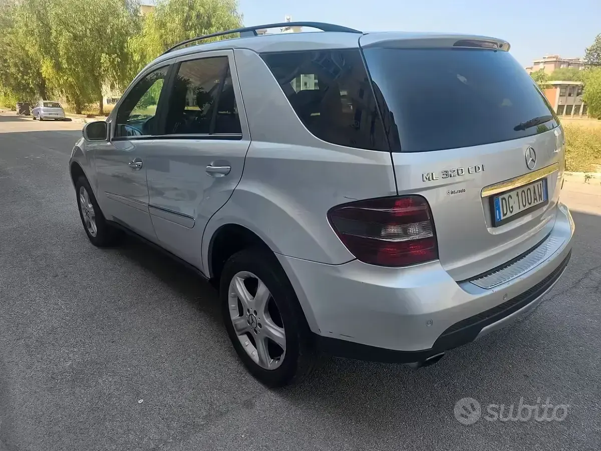 Usata Mercedes ML320 224 CV (164 kW) 2007 Grigio SUV