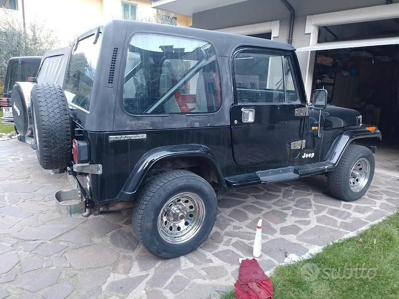 Usata Jeep Wrangler Laredo 103 CV (75 kW) 1989 Nero SUV