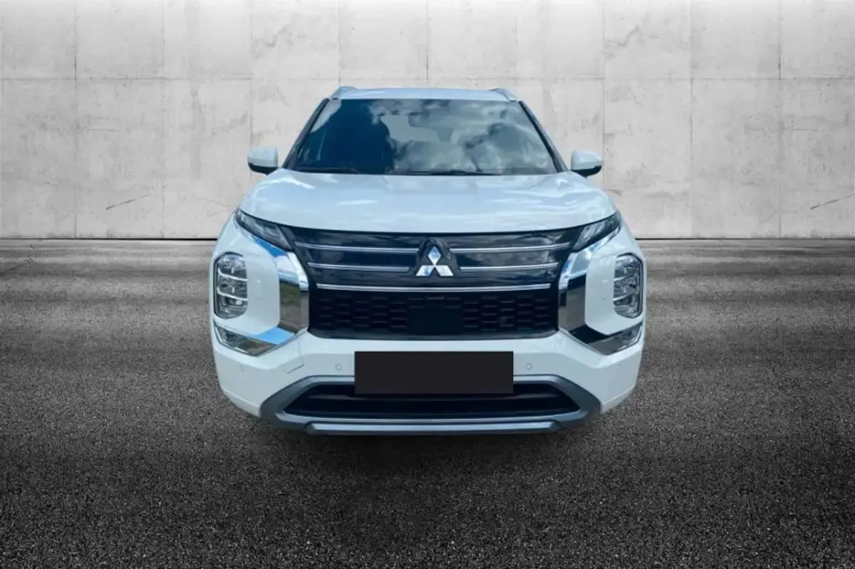 Nuova Mitsubishi Outlander P-HEV Intense 224 CV (164 kW) 2026 Bianco Station wagon