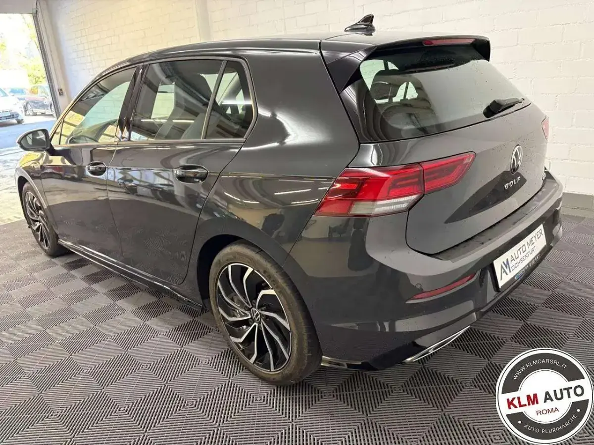 Usata VW Golf VIII R-line 131 CV (96 kW) 2022 Grigio scuro Berlina
