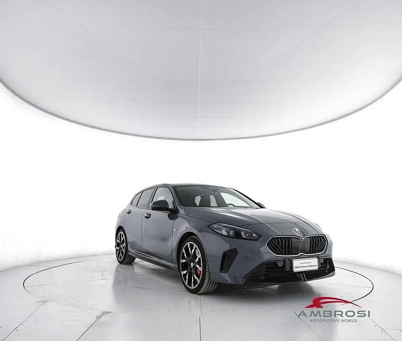 Begagnad BMW 118 M Sport 150 HK (110 kW) 2025 Grå Halvkombi