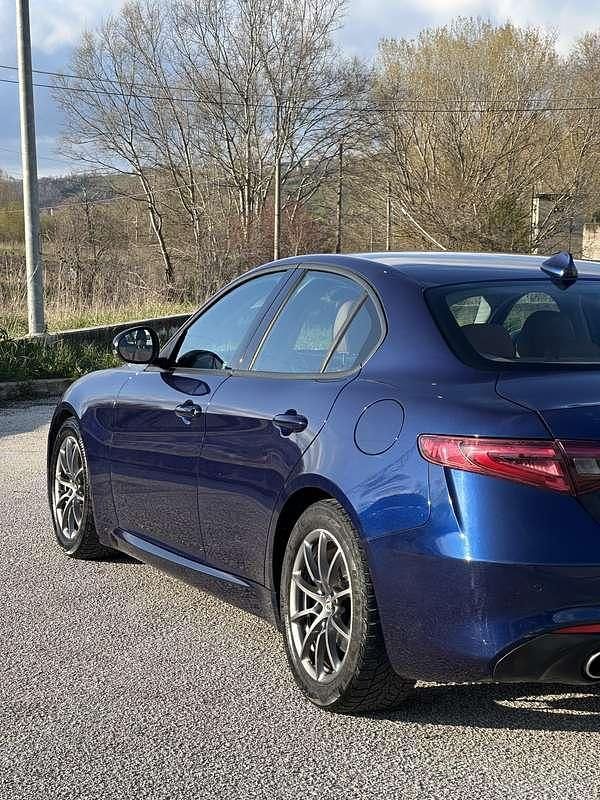 Używany Alfa Romeo Giulia Business 180 KM (132 kW) 2017 Niebieski Sedan/Limuzyna
