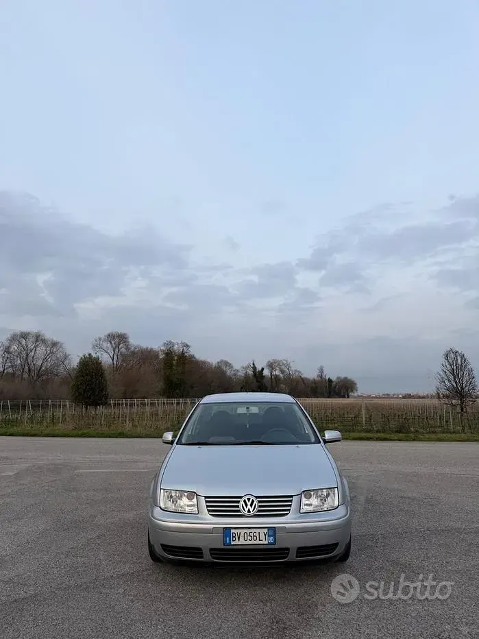 Używany VW Bora Trendline 105 KM (77 kW) 2001 Szary Sedan/Limuzyna