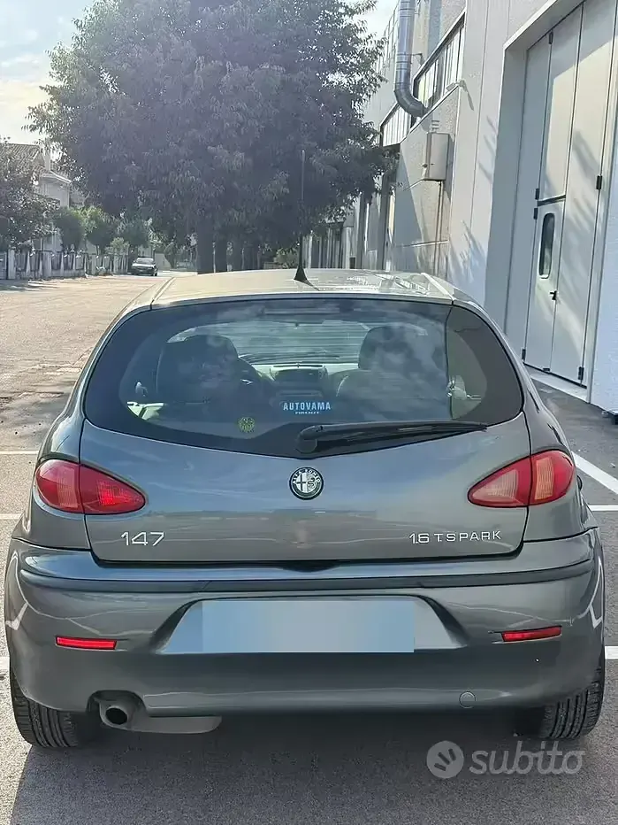 Usata Alfa Romeo 147 120 CV (88 kW) 2002 Grigio Utilitaria