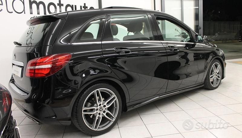 Usata Mercedes B200 135 CV (99 kW) 2017 Nero Monovolume
