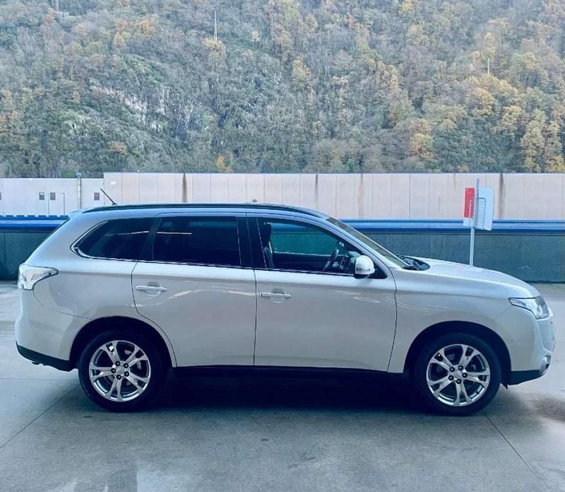 Usata Mitsubishi Outlander Instyle 150 CV (110 kW) 2013 Bianco perlato SUV