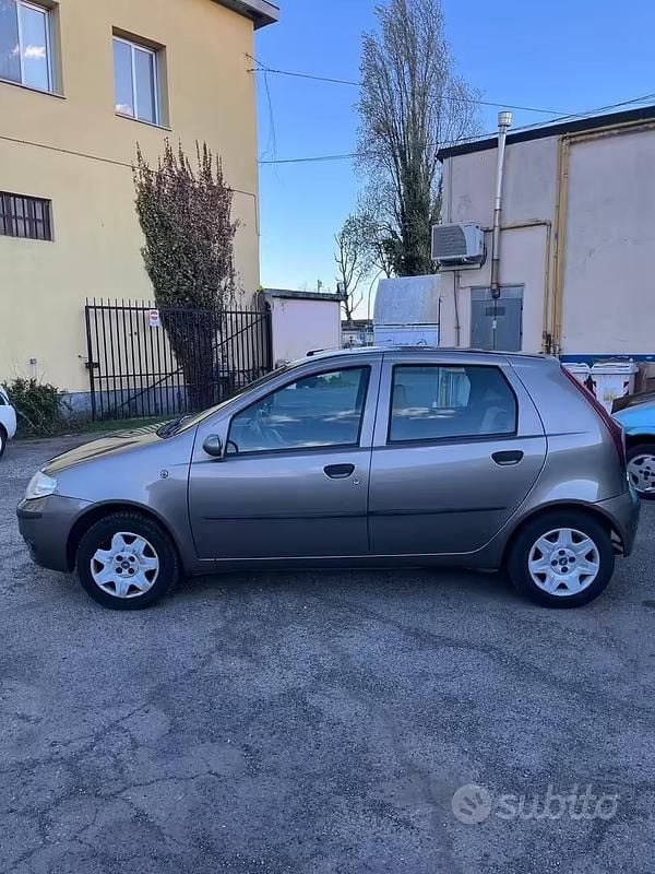 Usata Fiat Punto Dynamic 60 CV (44 kW) 2006 Marrone Utilitaria