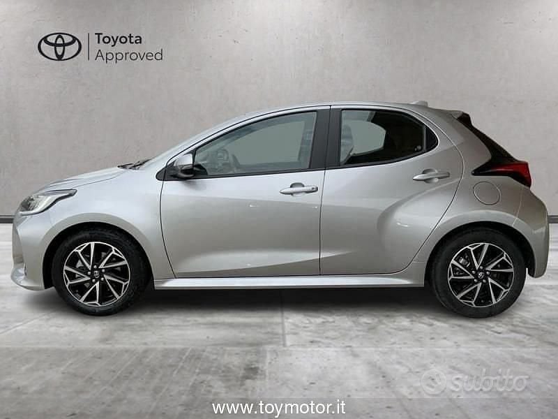 Begagnad Toyota Yaris Hybrid Trend 116 HK (85 kW) 2022 Grå Sedan