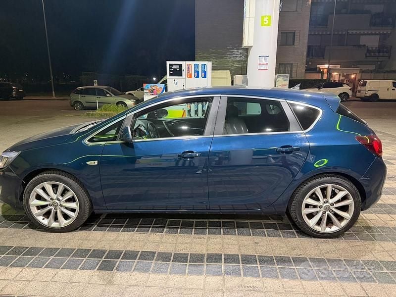 Usata Opel Astra 125 CV (91 kW) 2014 Blu Berlina