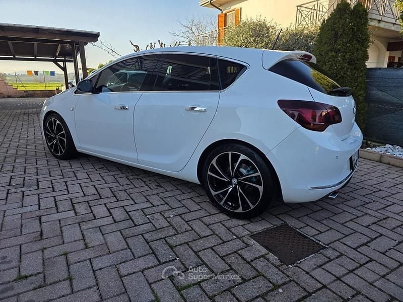 Usata Opel Astra Cosmo 140 CV (102 kW) 2013 Bianco Berlina