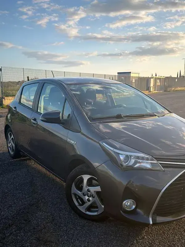 Usata Toyota Yaris Hybrid Active 75 CV (55 kW) 2015 Grigio Berlina